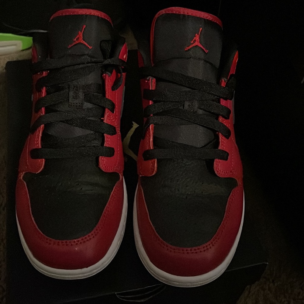 Chicago Red Jordan’s Lows Grade School Youth 7 - Picture 2 of 8